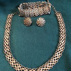 BEAUTIFUL VINTAGE 3 PIECE - NECKLACE ~ CLIP EARRINGS ~ BRACELET EXCELLENT CONDITION