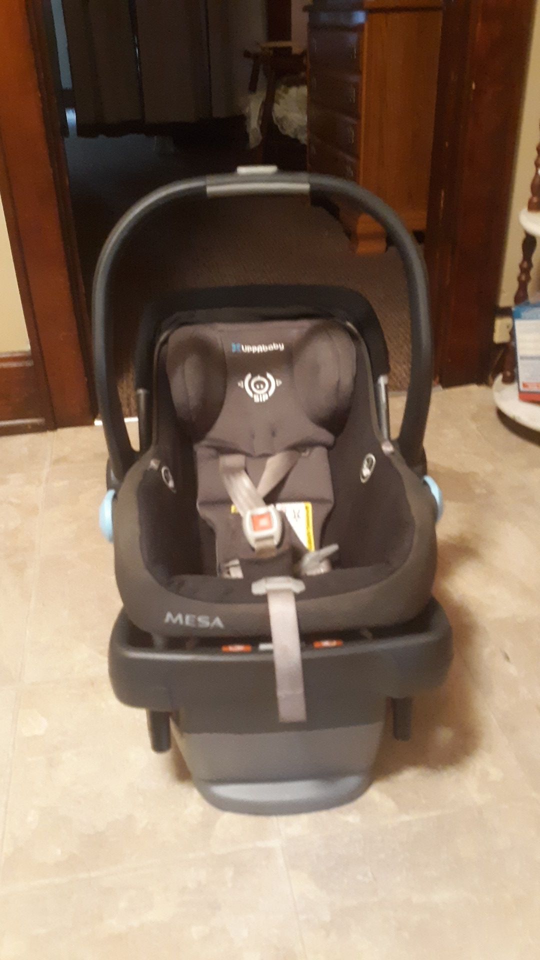 Like new Uppababy car seat and locked carrier with sun cover only 25$