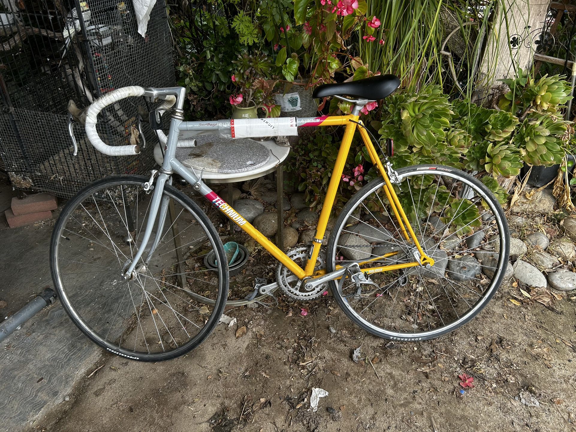 Vintage Road Bike With Size 9 Clip On Shoes