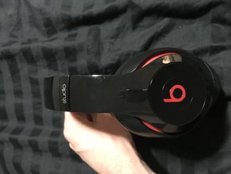 Beats Studios 2 black and red