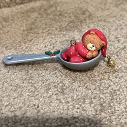 VINTAGE ENESCO BEAR SLEEPING ON SPOON "MERRY CHRISTMAS" ORNAMENT 3.5"W