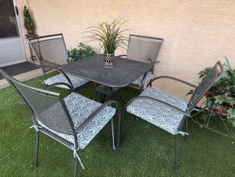 Like new patio or balcony set (read description) delivery available