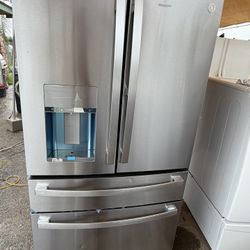 Ge Refrigerator Like New 