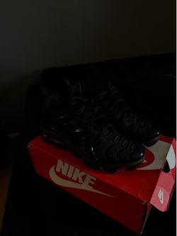 NIKE BLACK VAPORMAX PLUS