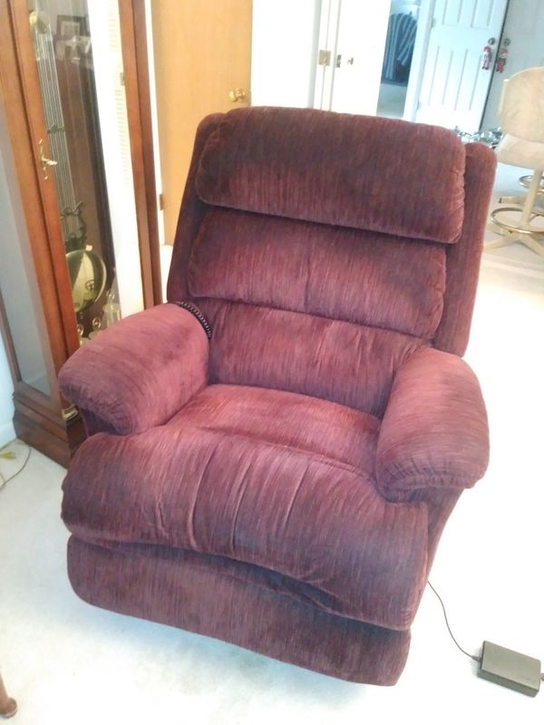 Electric lazy boy recliner excellent condition for Sale in Hoagland, IN - OfferUp