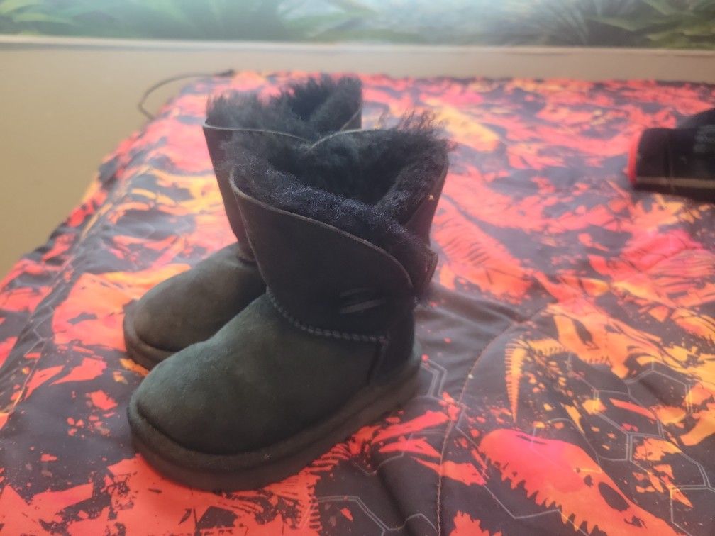 blk uggs size 6