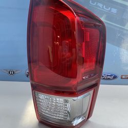 2016 2017 TOYOTA TACOMA RH TAIL LIGHT