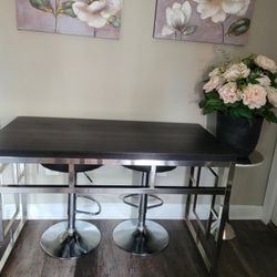 Breakfast Table With 2 Stools