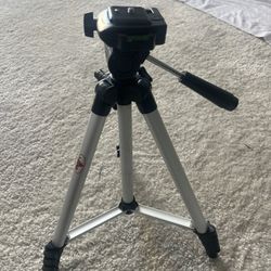 Brand New Tripod (Extendable + Level) – Perfect for Photos/Vlogs 