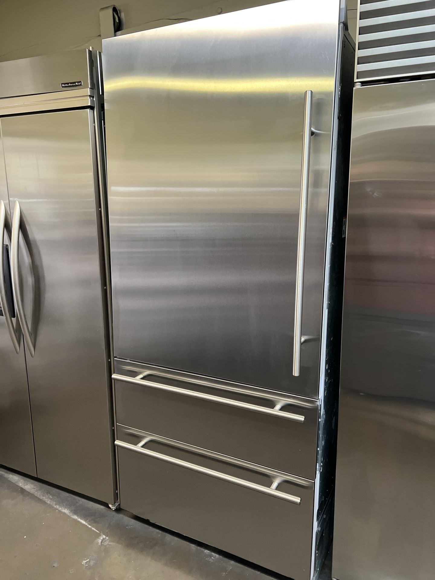 VIKING 36”WIDE BUILT IN STAINLESS STEEL REFRIGERATOR 7 SERIES 