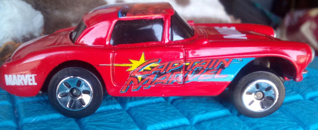 2003 Maisto Marvel Comics '57 Chevrolet Corvette Captain America Marvel Red Die Cast Toy Car Vehicle

