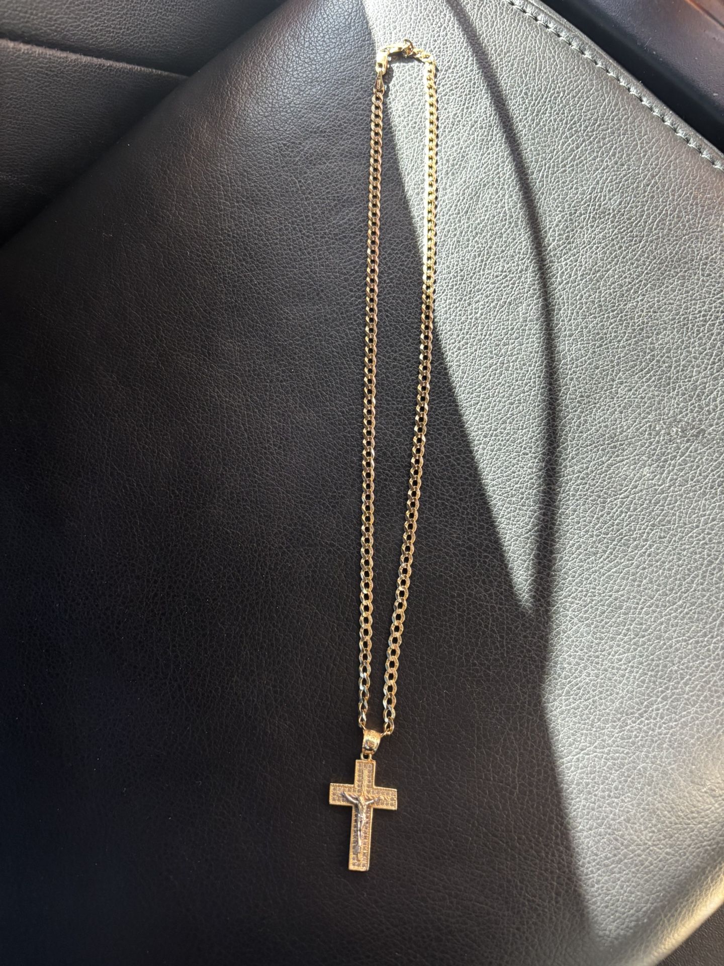 Gold chain with pendant
