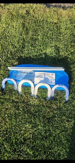 New Metal horseshoe set With carrier and instructions