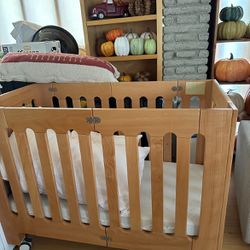 Convertible folding crib