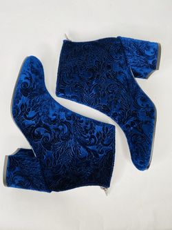STUART WEITZMAN SIZE TAPESTRY PRUSSIAN BLUE WOMEN ANKLE BOOTS $ 535. COLOR: PRUSSIAN BLUE DESIGNER MATERIAL: ROMANTIC VELVET 3.4"COVERD CHUNKY HEEL R