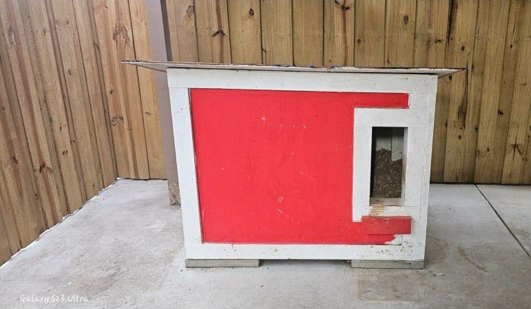 Wood Dog House 