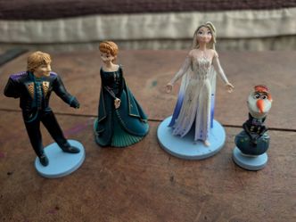 Frozen Anna and Elsa figurines