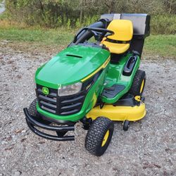 John Deere S140 Riding Lawn Mower with Bagger System