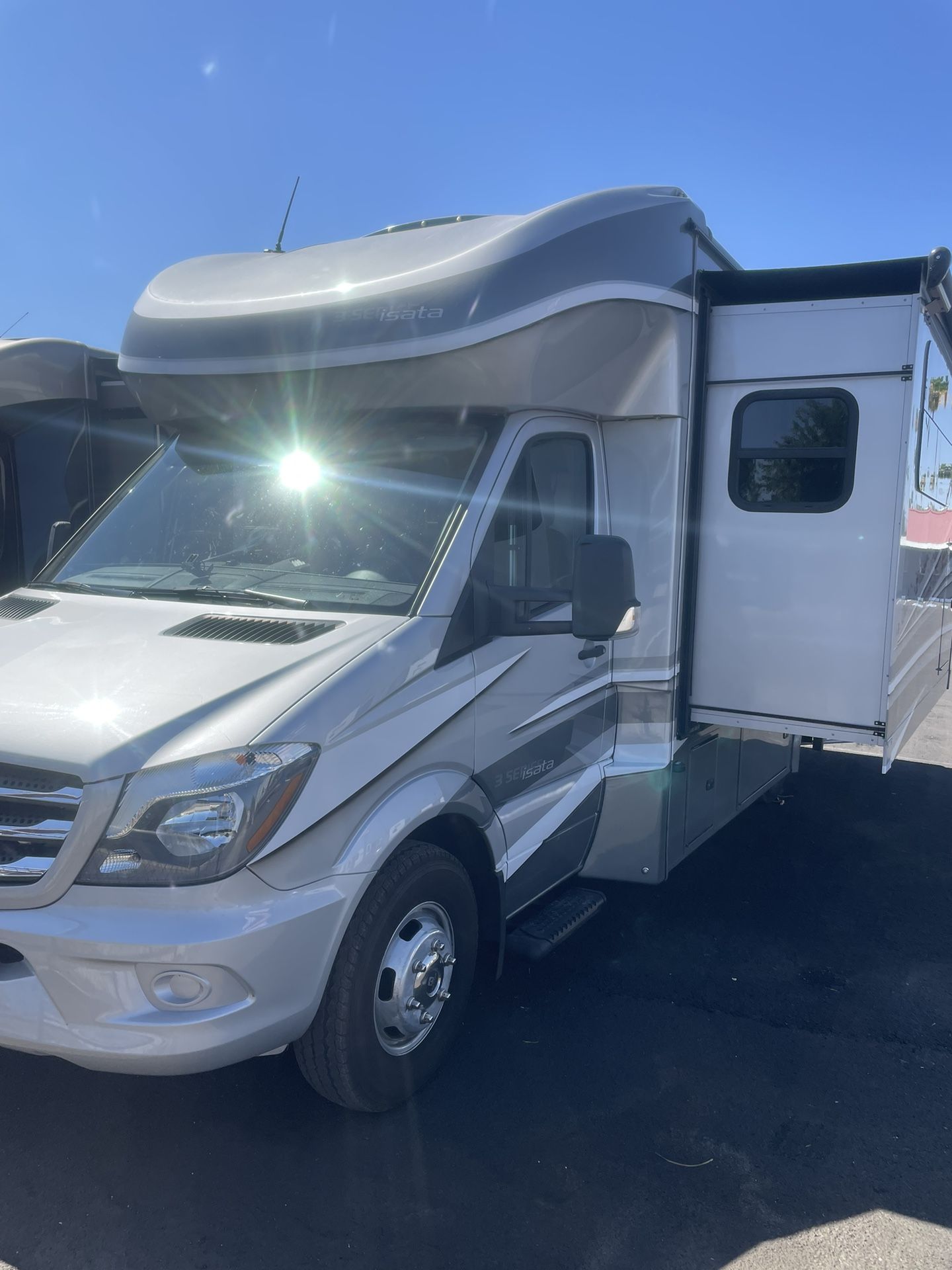 2020 Dynamax Isata 24FW Diesel Mercedes B Plus