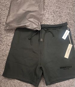 Size s essentials shorts