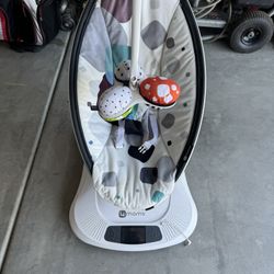 4Moms Mamaroo Multi-Motion Baby swing 