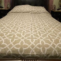 Complete- Queen  bedroom set- Like New