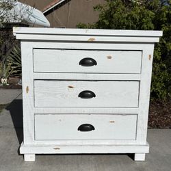 White Solid Distressed Wood Dresser Chest of Drawers Nightstand Furniture Excellent Condition 