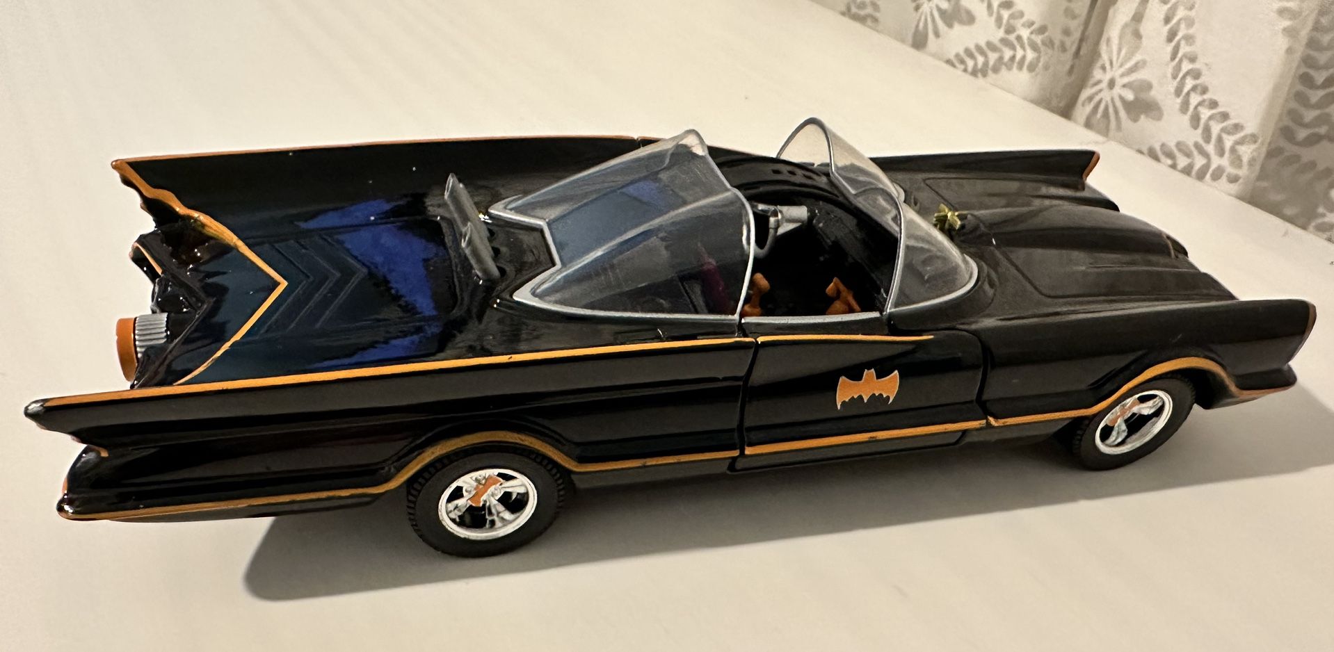 DC Comics Batman & Classic TV Series Batmobile 1:24 Die-cast Play Vehicles