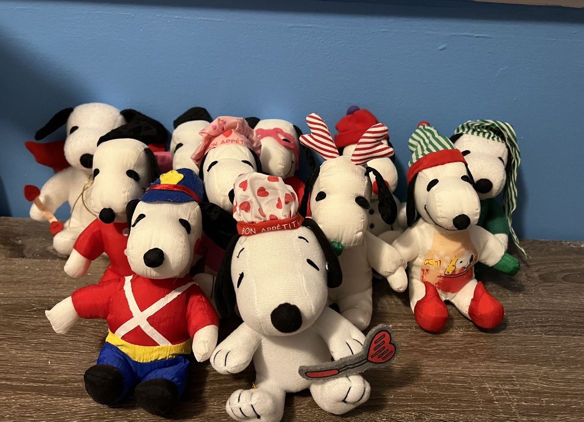 Small Snoopy Plushie Lot