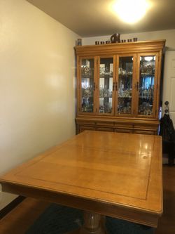 Comedor de madera con bitrina! SIN SILLAS