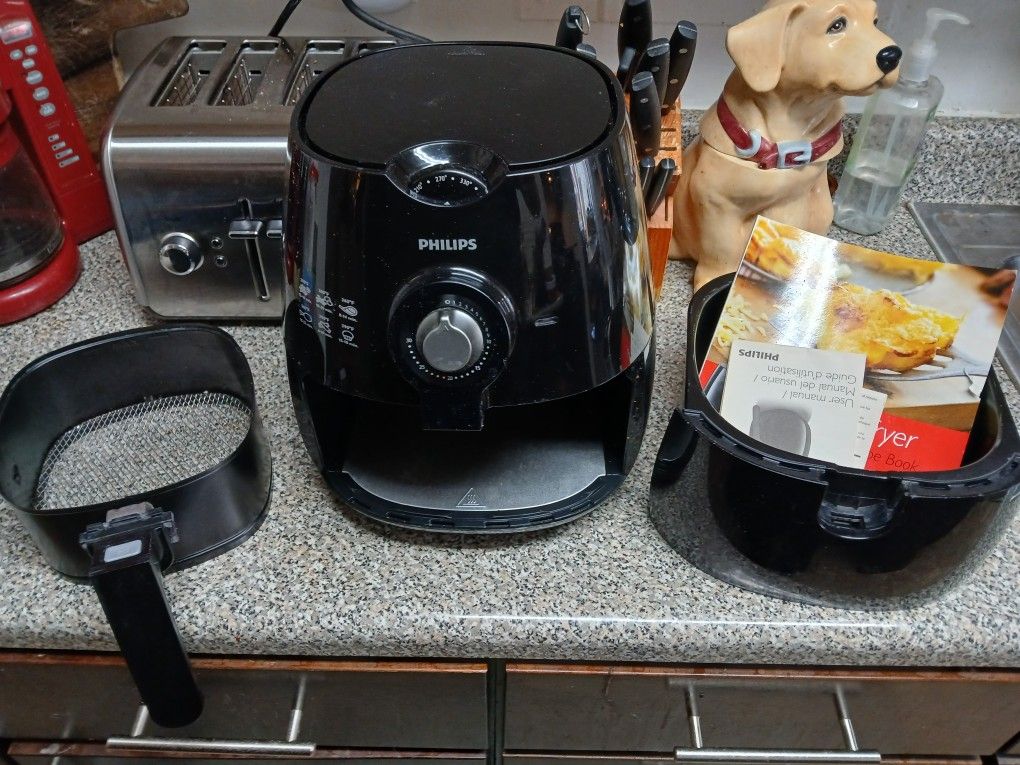 The Philips HD9220/26 Viva Collection Airfryer in Black is an electric air fryer with a maximum temperature of 390°F. It has a capacity of 28.8 oz and