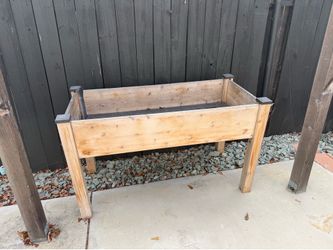 Wood garden bed