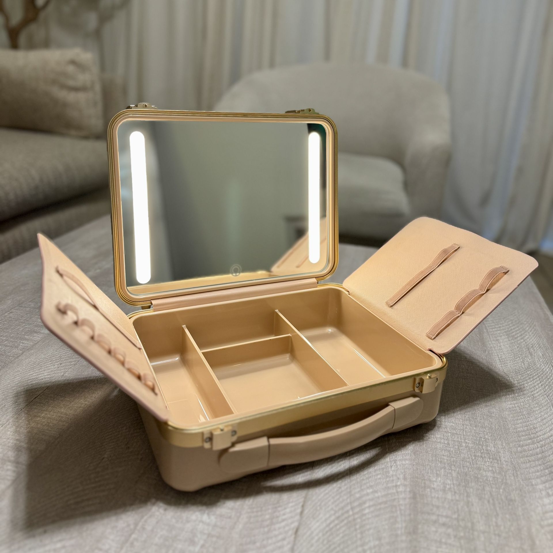 BRAND NEW Peach Beauty Travel Case / Makeup Box with 3 temp LED Lights