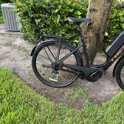 Trek Verve 2 electric bike brand new battery. He turned on Moto need a little work.