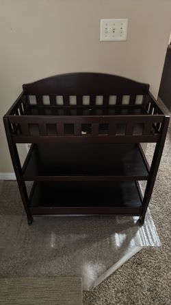 Baby changing table with storage shelves