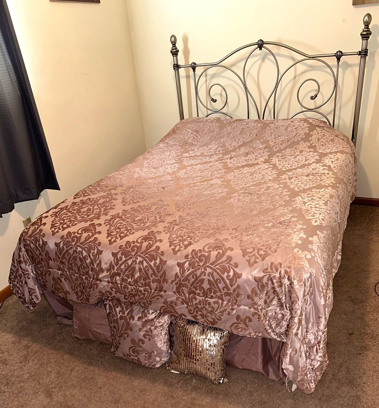 Full/ Queen Bed That Includes Everything With It