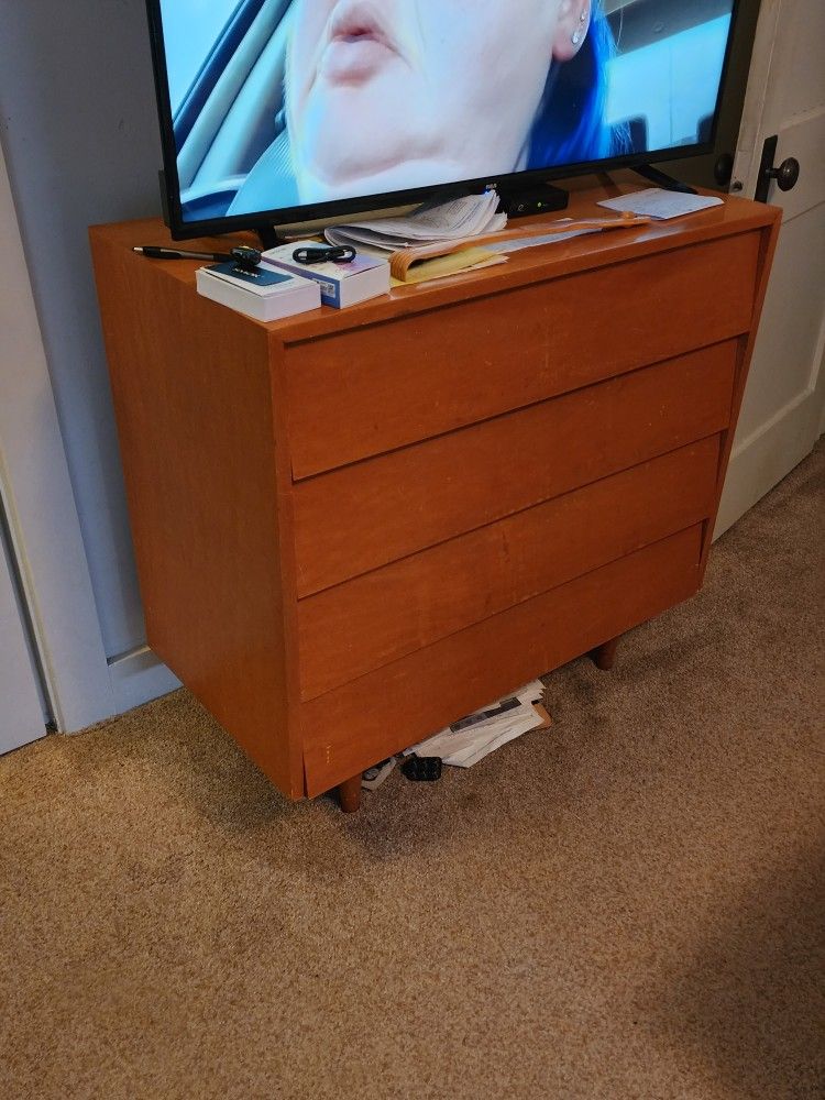 Knoll Dresser