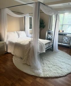 Full size canopy bed