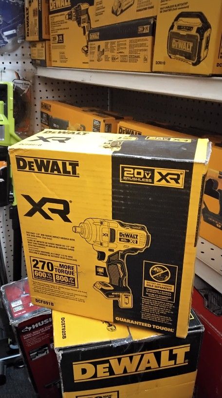 DEWALT 20V MAX * 1/2" MID - RANGE IMPACT WRENCH WITH HOG RING ANVIL (TOOL ONLY)