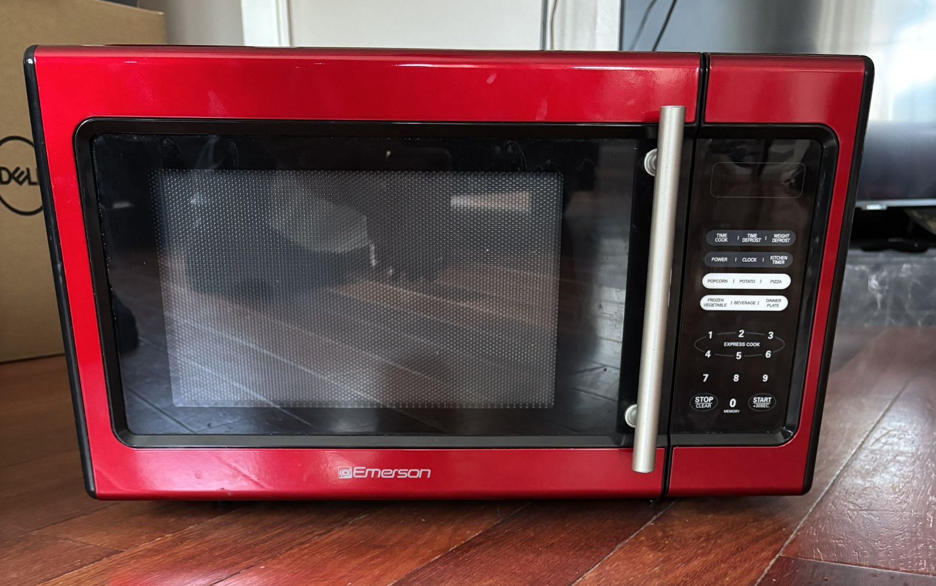 Emerson 900 Watt Red Microwave