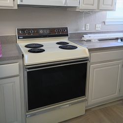 Excellent Electric Range Stove w/ Oven - Like New!