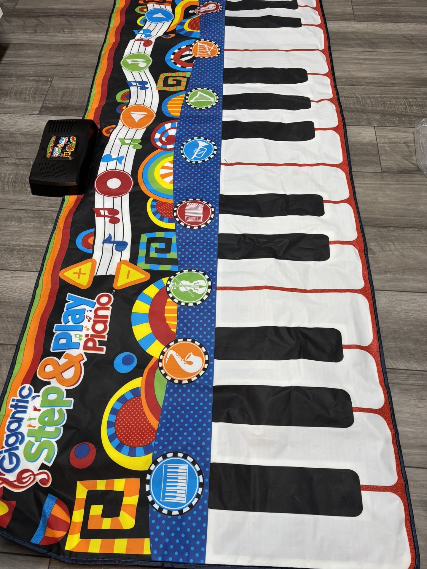 Gigantic step & play piano batteries included