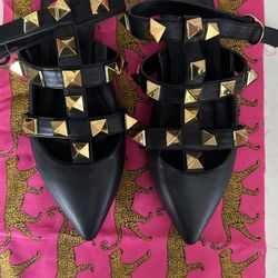 GOLD STUD “V” GLADIATOR FLAT 7  