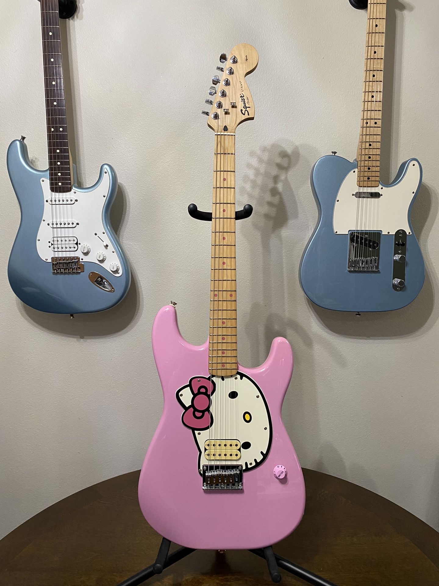 Squier Stratocaster Pink Hello Kitty Electric Guitar Mint Condition w/ Pink Hard Case