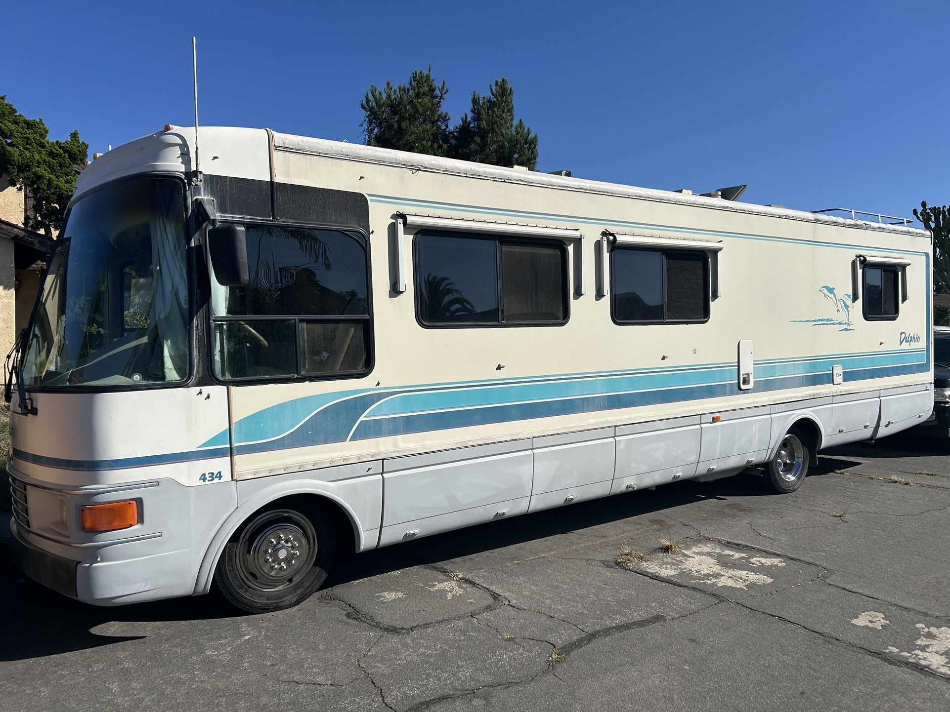 1995 DOLPHIN CLASS A 34 ft MOTORHOME  RUNS GREAT