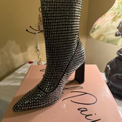 Wild Pairs Botttie  Cute Shiny Beads- Very Pretty And Stylish