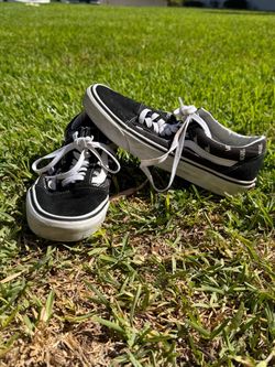 Men’s size 9 Vans Low-Top Sneakers Black and White