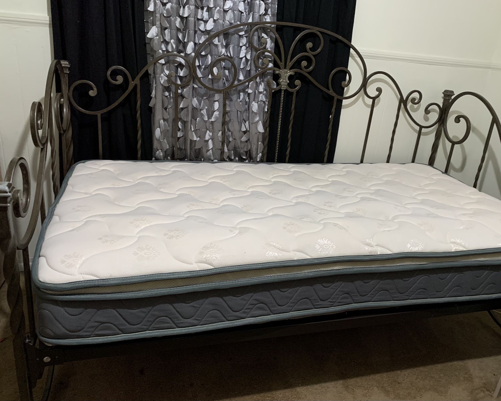 Wrought Iron Day Bed with Mattress!!!