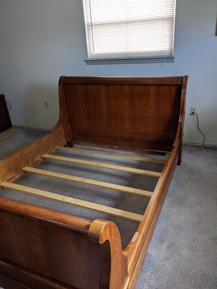 Light Cherrywood Queen Sized Sleigh Bed