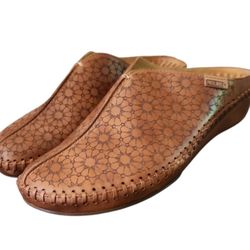 Pikolinos Leather Clogs Denia Brandy Floral Design
Women's Size 38 / US 7.5-8